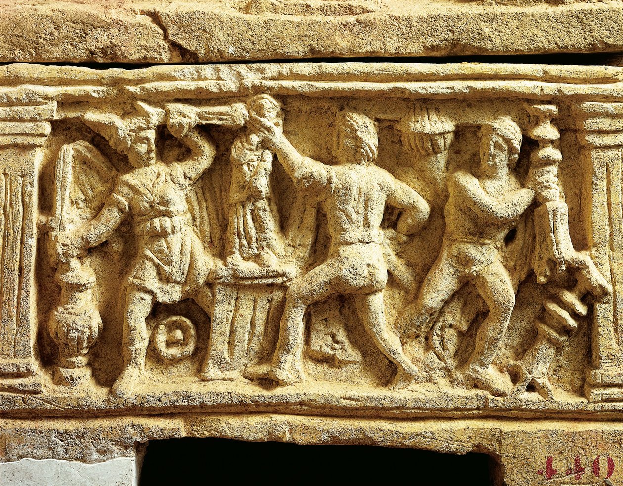 Cywilizacja etruska, urna tufu ze scenami plądrowania świątyń przez Galów autorstwa Etruscan