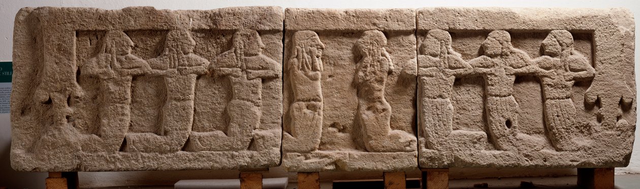 Łóżko pogrzebowe wykonane z trzech bloków tufowych, VI wiek p.n.e. autorstwa Etruscan