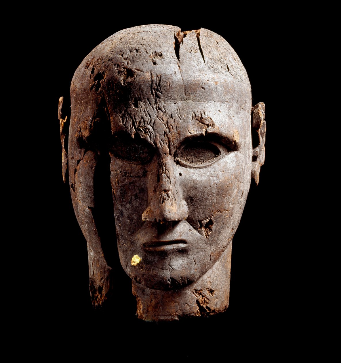 Głowa mężczyzny, rzeźba w drewnie ze śladami złota, VII w. p.n.e autorstwa Etruscan