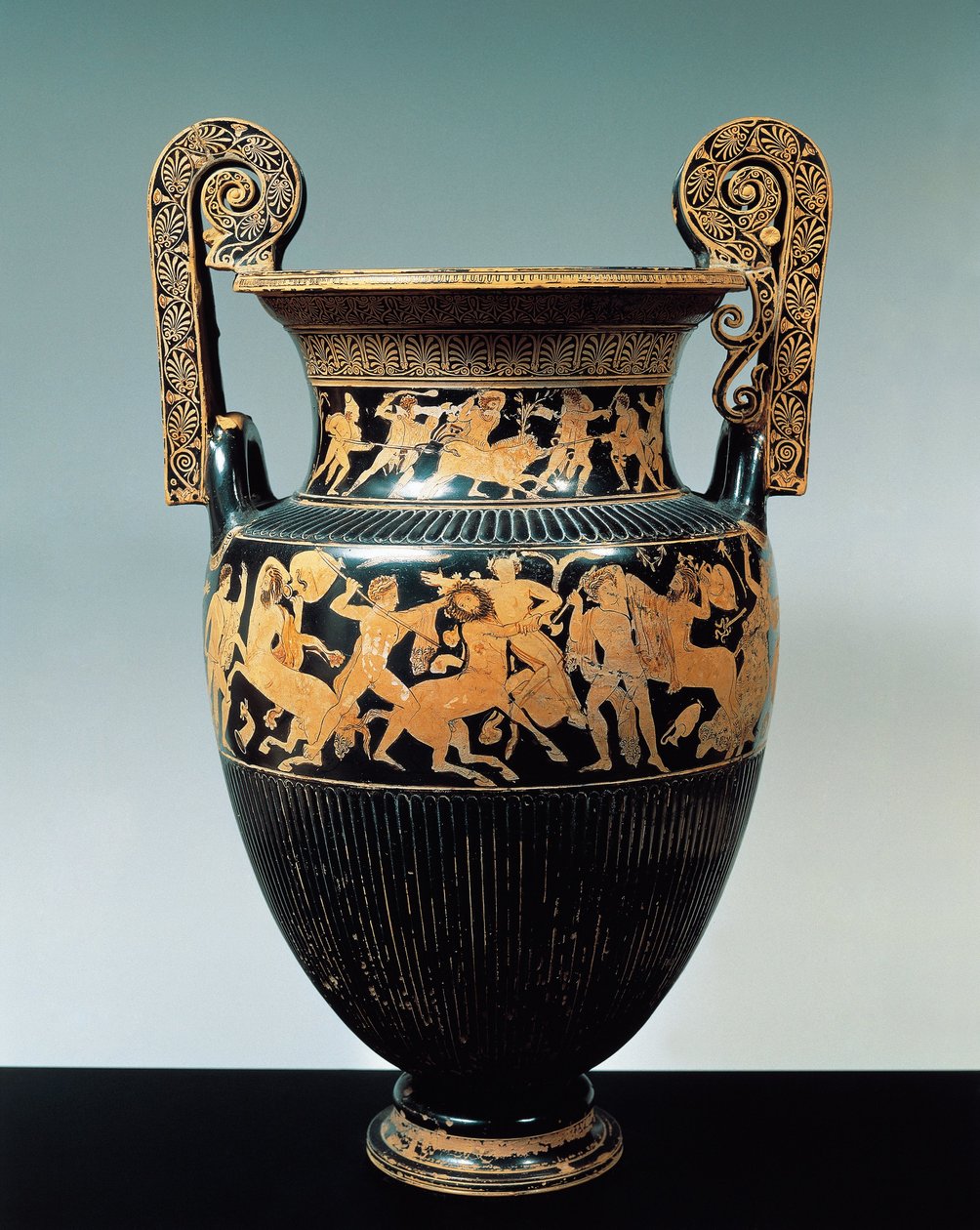 Ceramika czerwonofigurowa, krater attycki ze scenami polowania na kalydońskie dzik i walki między centaurami, z nekropolii etruskiej w Spina, region Emilia Romagna, Włochy autorstwa Etruscan