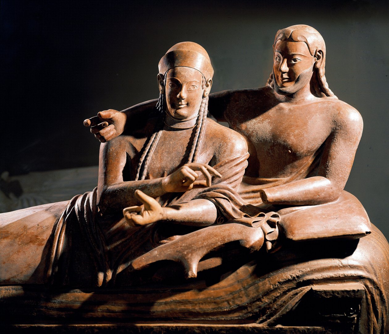 Sztuka Etruska: Sarcophagus des spouses, terakotowa grupa sulpte pary na łożu pogrzebowym - Detal, z Cerveteri, Włochy. 525-500 P.N.E. Paryż, musee du Louvre - Cywilizacja etruska: Sarkofag małżonków - rzeźba terakotowa (detal) z Cerve autorstwa Etruscan Etruscan