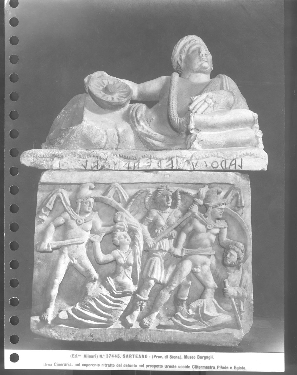 Orestes zabija Klitajmestrę i Pylades zabija Egisthe, Cinerary Urn (marmur) (zdjęcie czarno-białe) autorstwa Etruscan Etruscan
