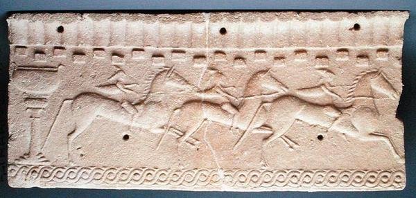 Tablica z płaskorzeźbą jeźdźców (kamień) autorstwa Etruscan Etruscan