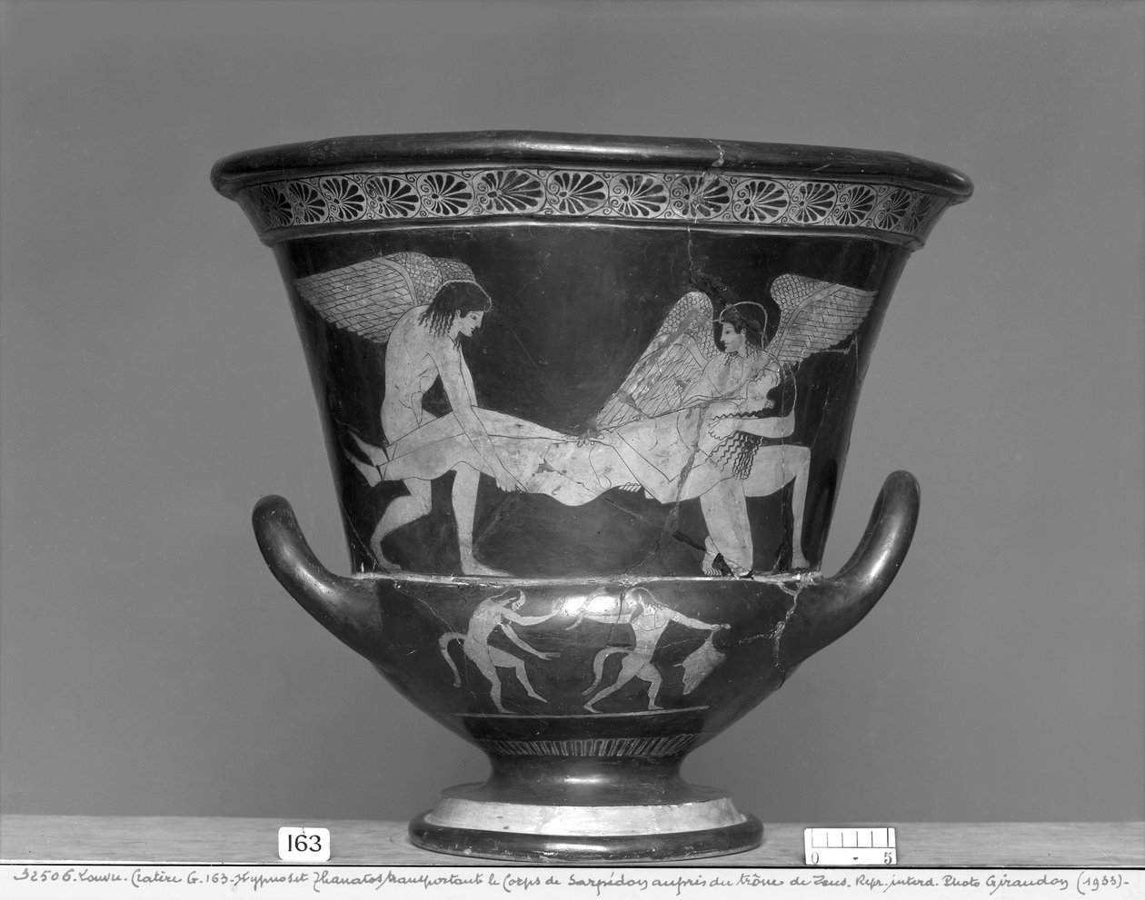 Czerwonofigurowy krater na poddaszu przedstawiający Hypnosa i Tanatosa niosących ciało Sarpedona (ceramika) autorstwa Eucharides Painter