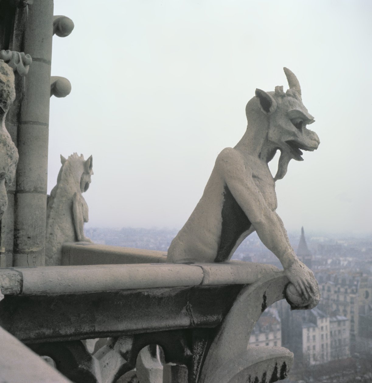 Gargulec z balustrady Grande Galerie, replika oryginału z XII wieku autorstwa Eugene Emmanuel Viollet le Duc