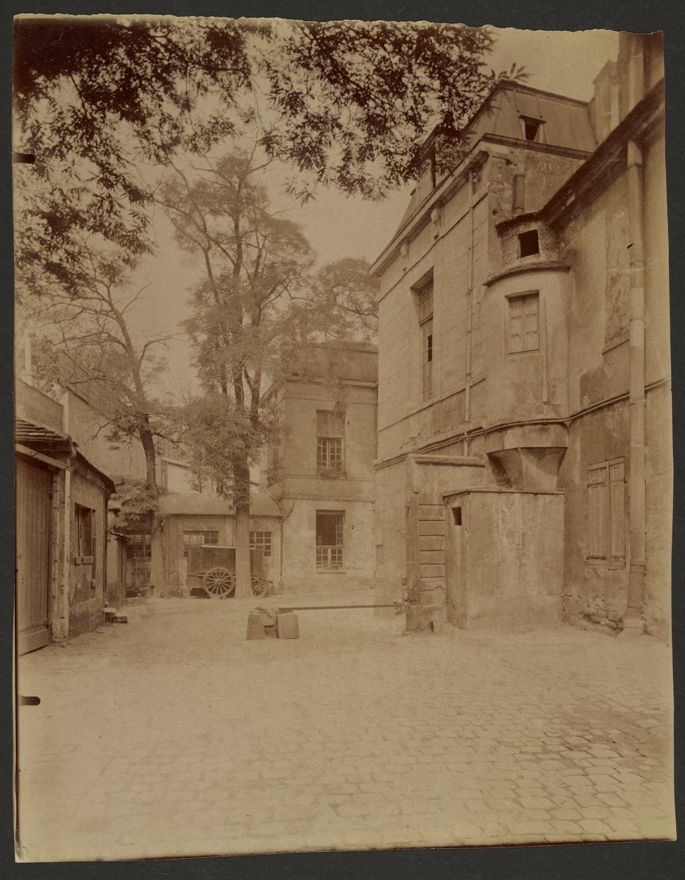 Dawny klasztor karmelitanek, Hôtel Lavalière, zniknie, rue Saint-Jacques autorstwa Eugène Atget