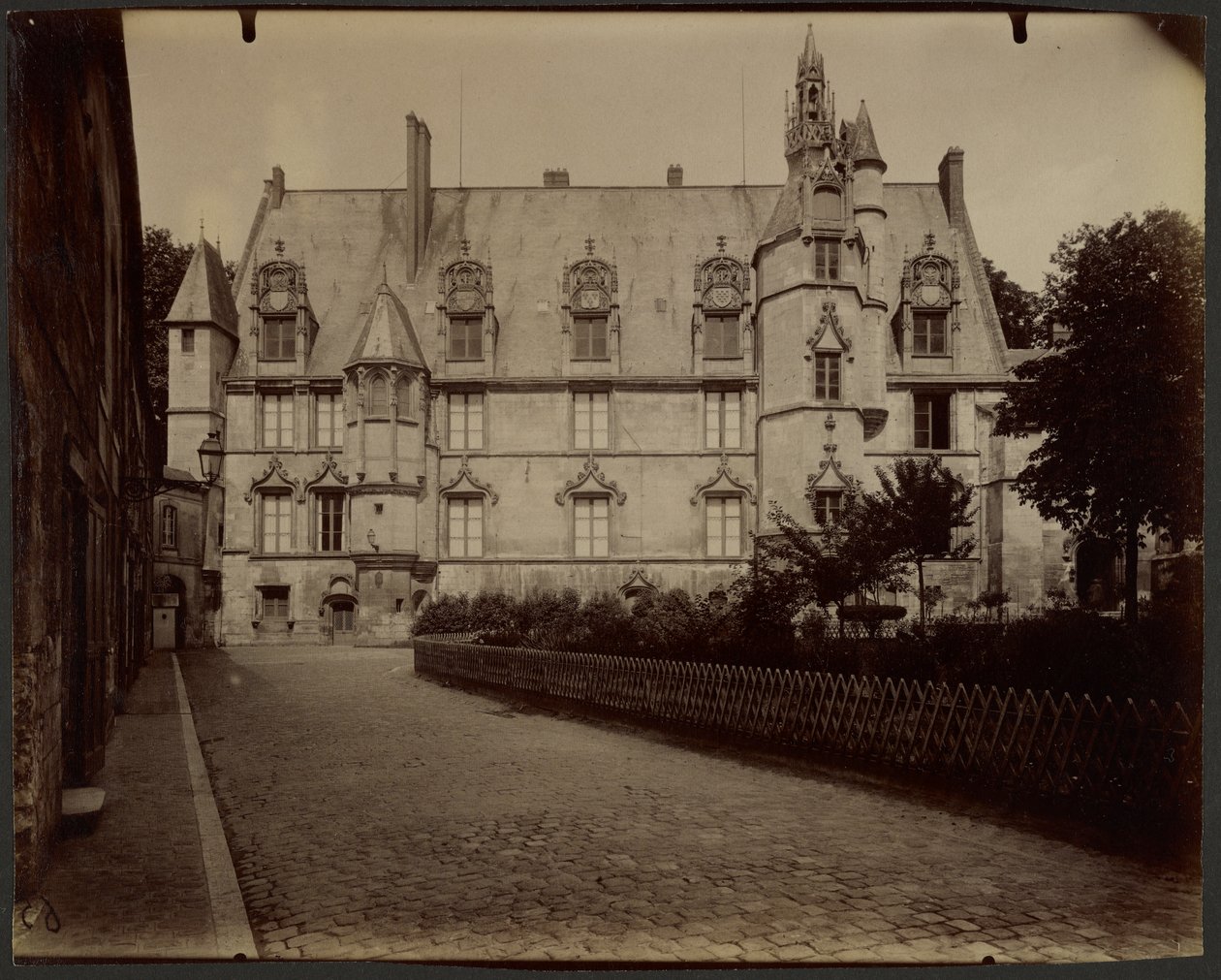 Beauvais, Pałac Sprawiedliwości autorstwa Eugène Atget