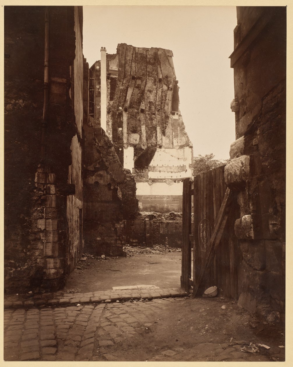 Róg ulicy przy cmentarzu, Saint-Benoît autorstwa Eugène Atget