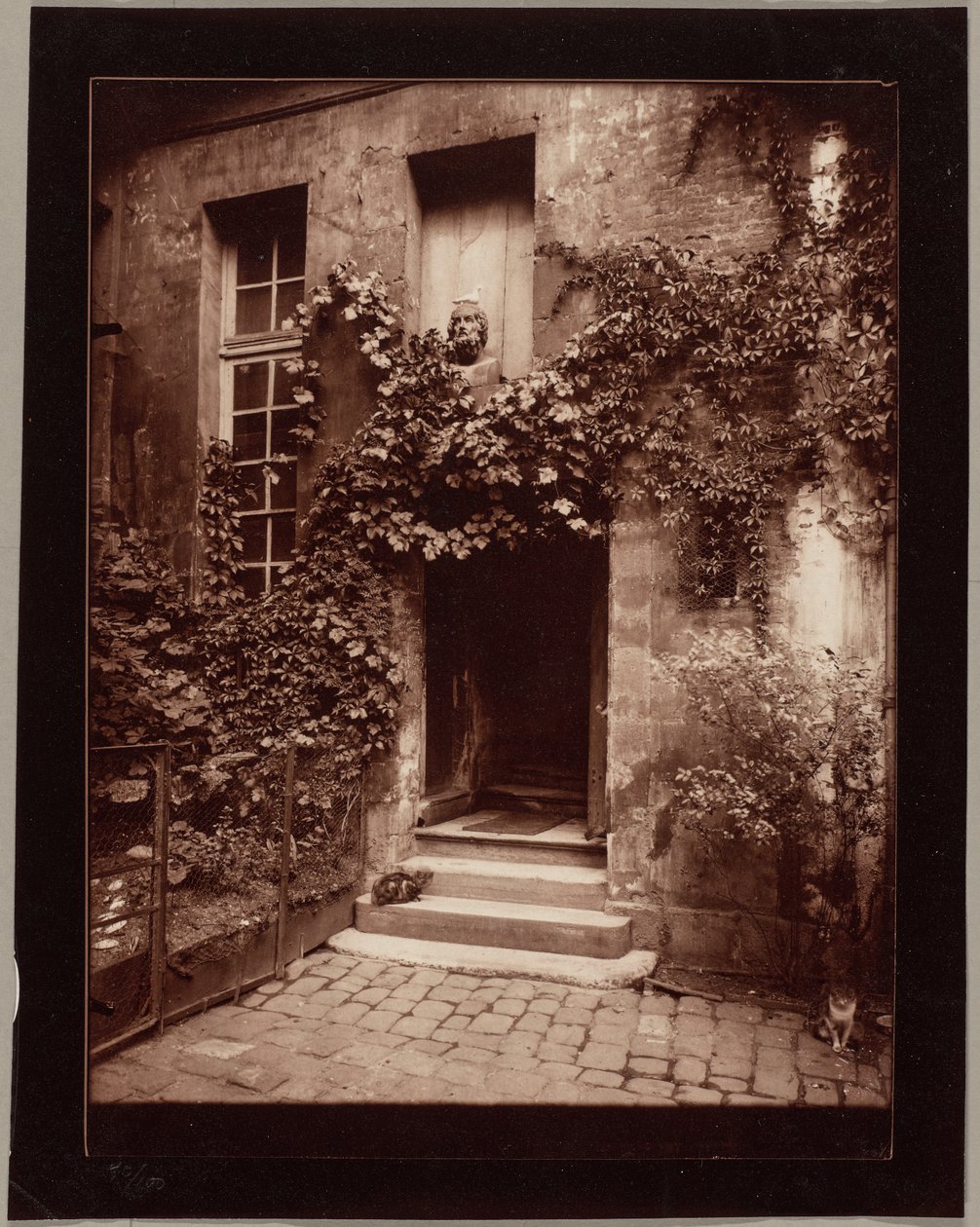 Dziedziniec w Rouen autorstwa Eugène Atget