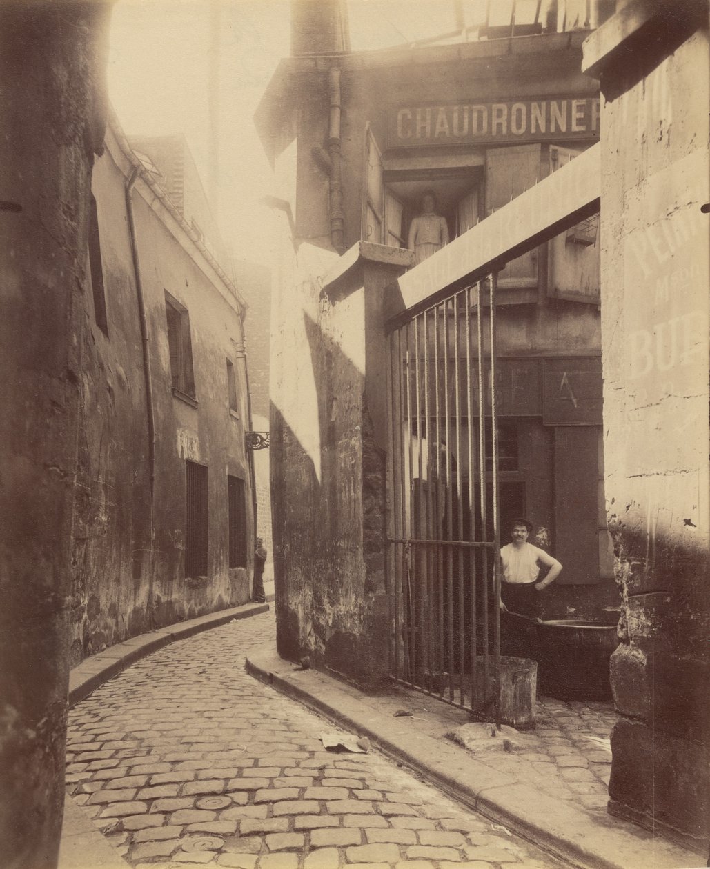 Wejście do Passage de la Réunion, Rue du Maure 1 i 3, 3. dzielnica autorstwa Eugène Atget