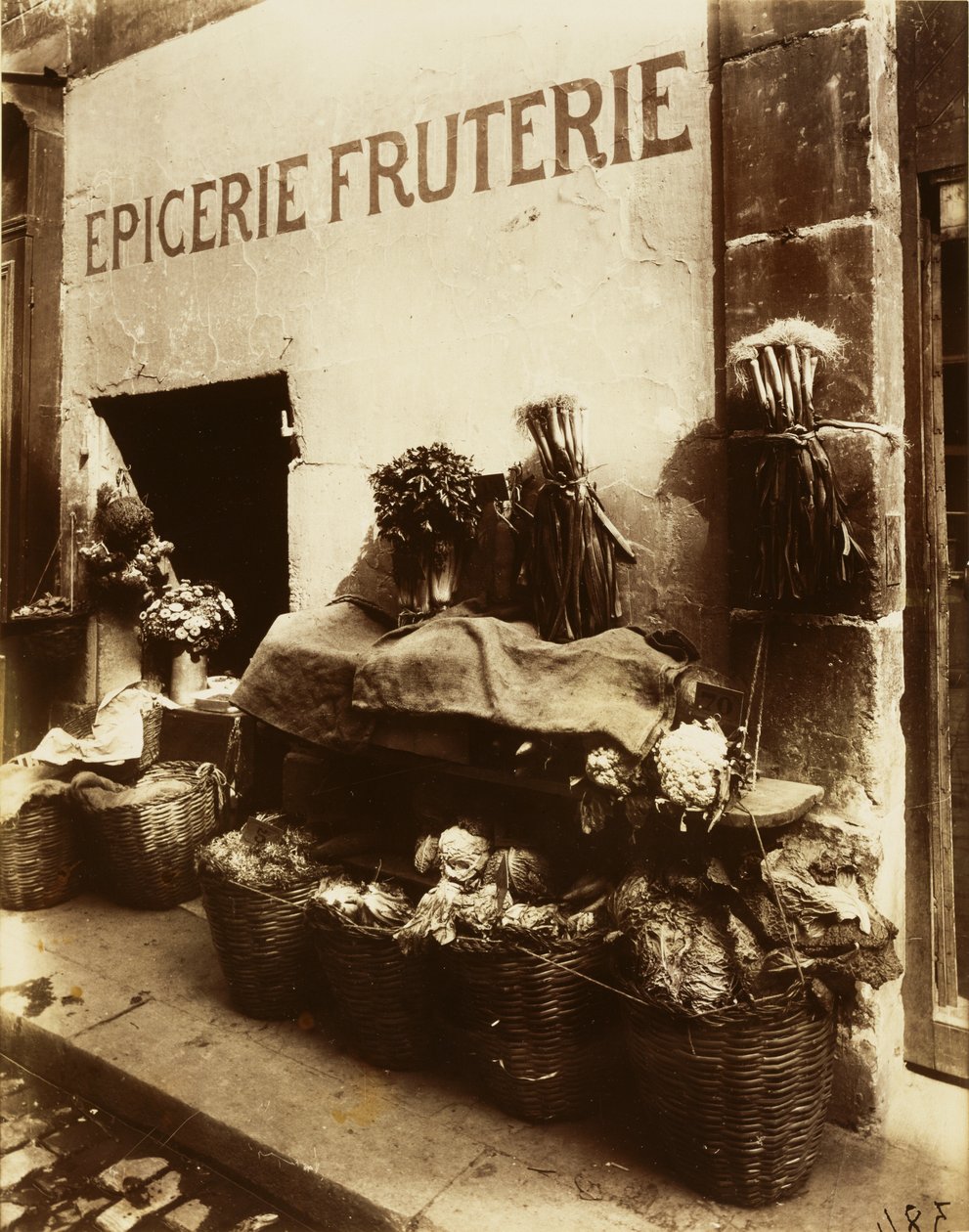 Sklep spożywczy i owocarnia autorstwa Eugène Atget