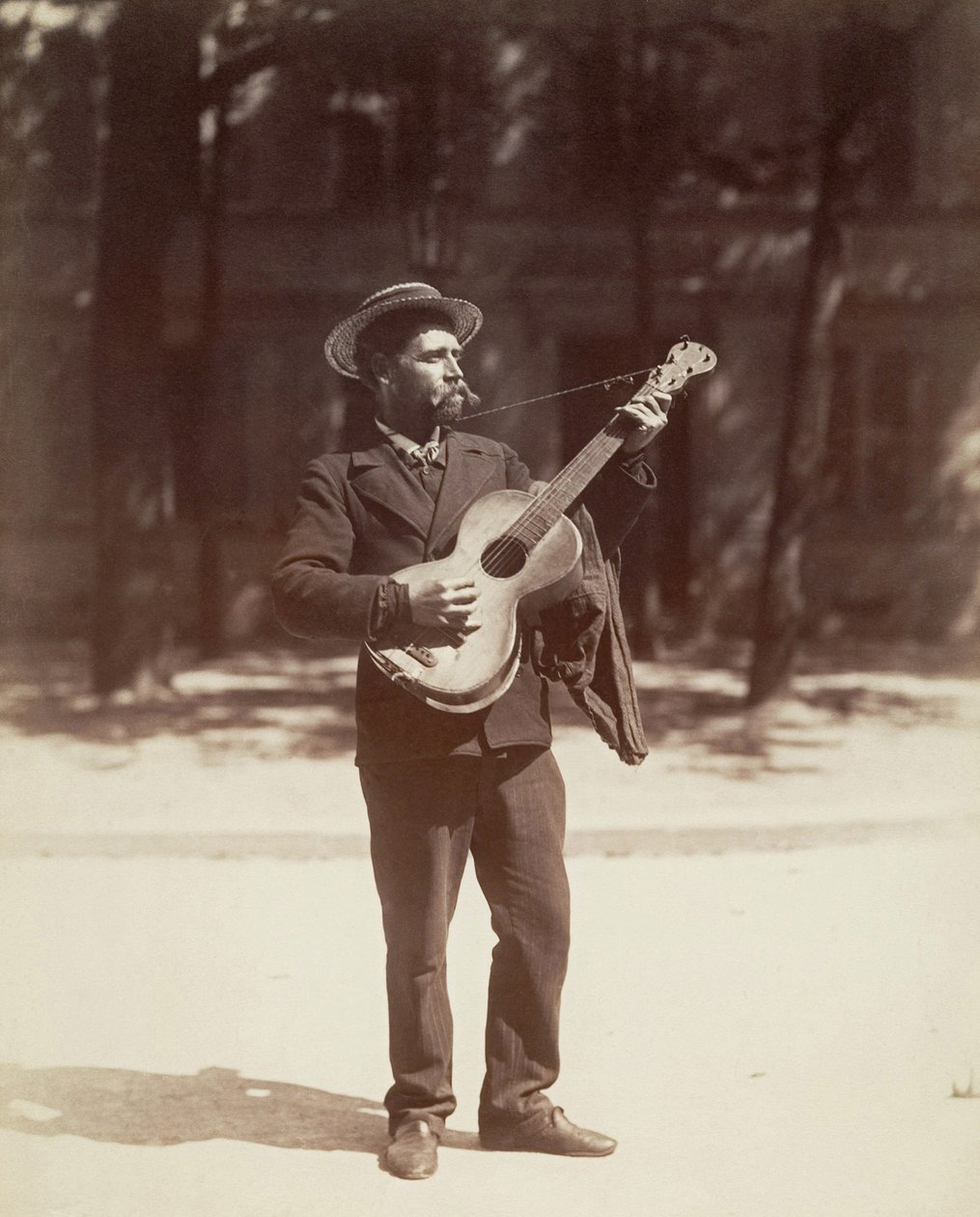 Gitarzysta, Paryż autorstwa Eugène Atget
