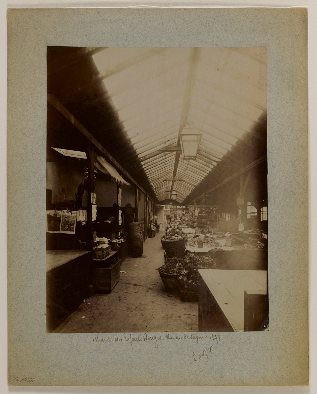 Marché des Enfants-Rouges, rue de Bretagne, 3. dzielnica, Paryż autorstwa Eugène Atget