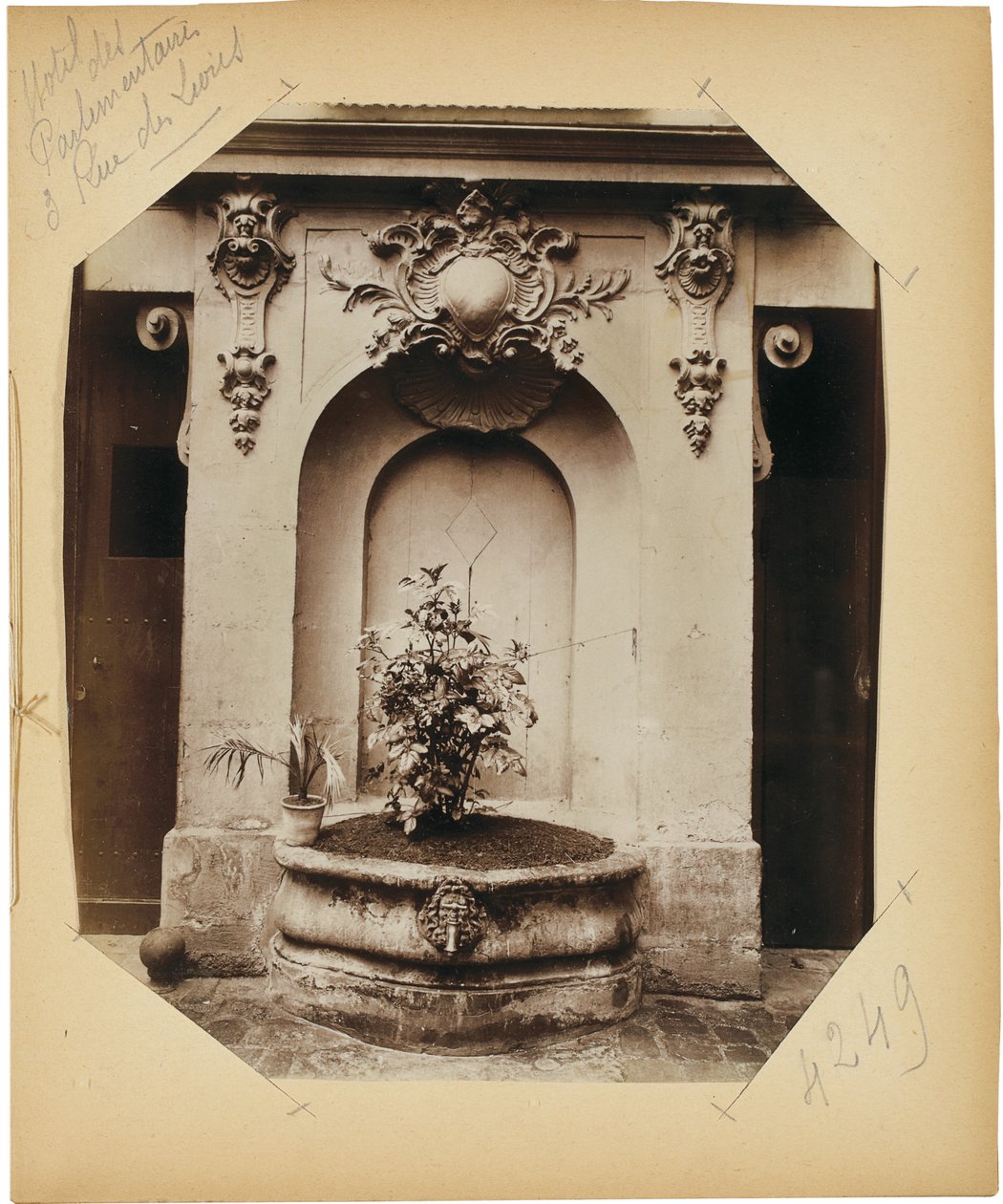 Strona z albumu „Dokumenty do historii starego Paryża”, ok. 1910 (odbitka albumowa) (zob. także 622596-600) autorstwa Eugène Atget