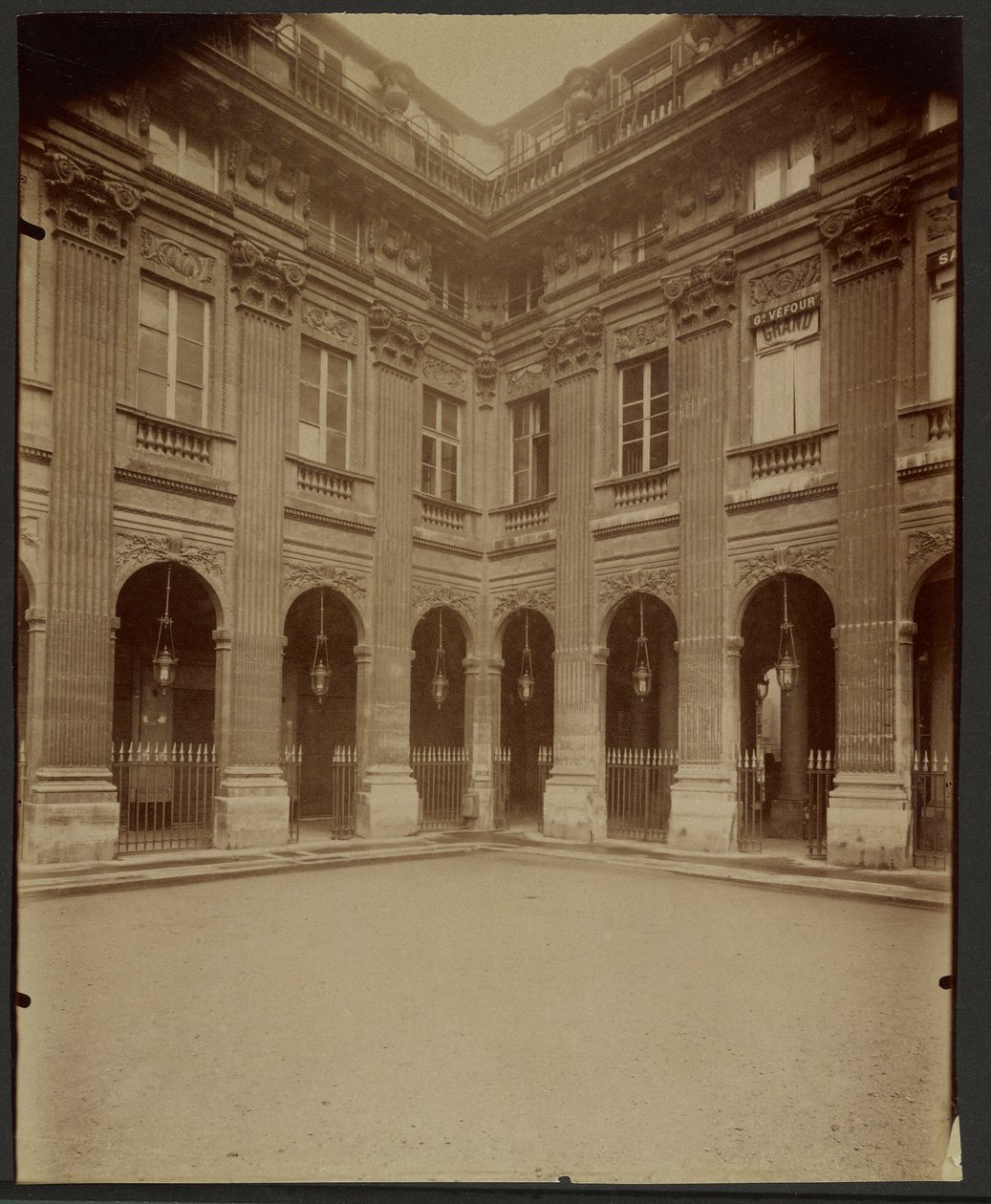 Palais-Royal autorstwa Eugène Atget