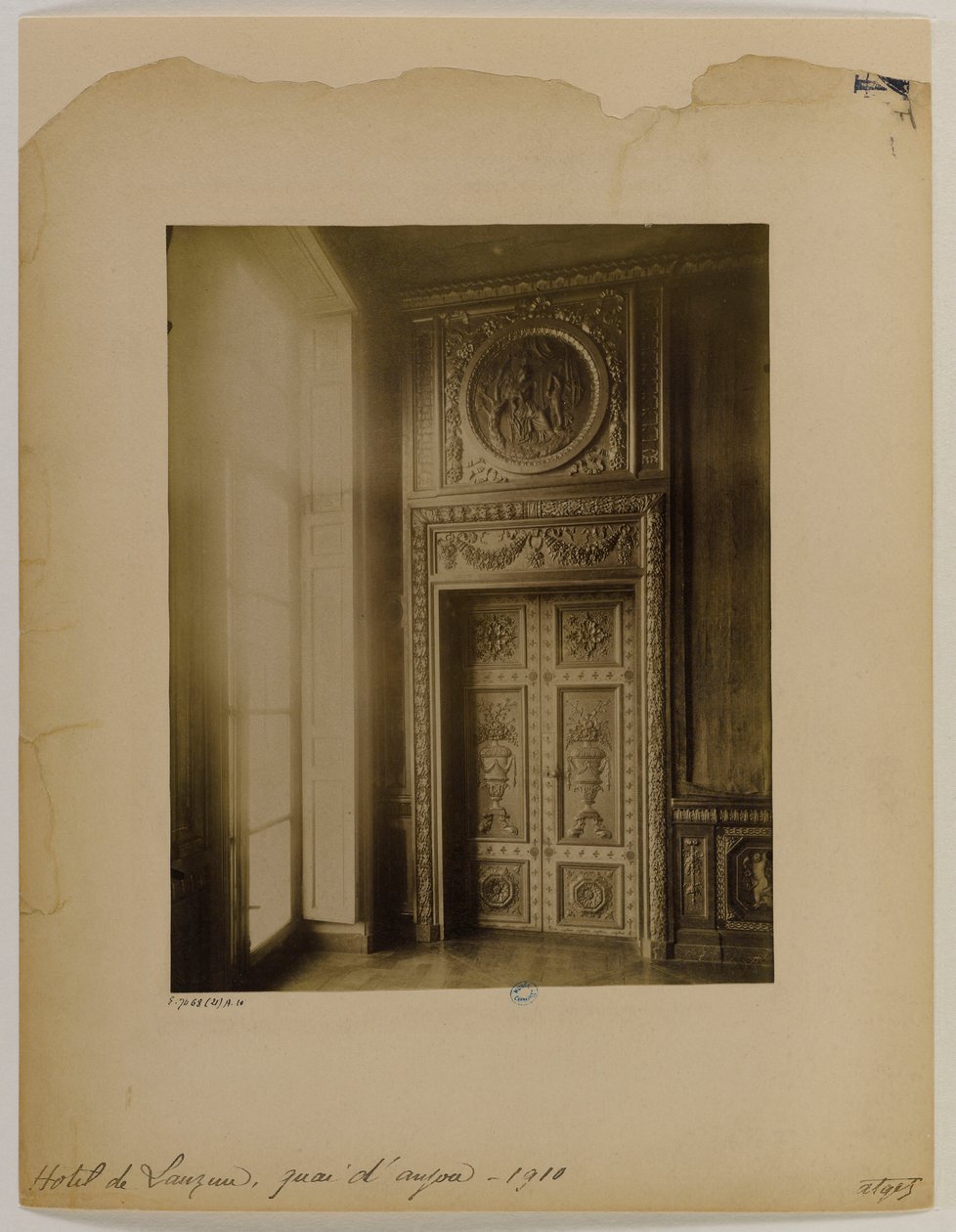 Rzeźbione drzwi, wnętrze, Hotel Lauzun autorstwa Eugène Atget