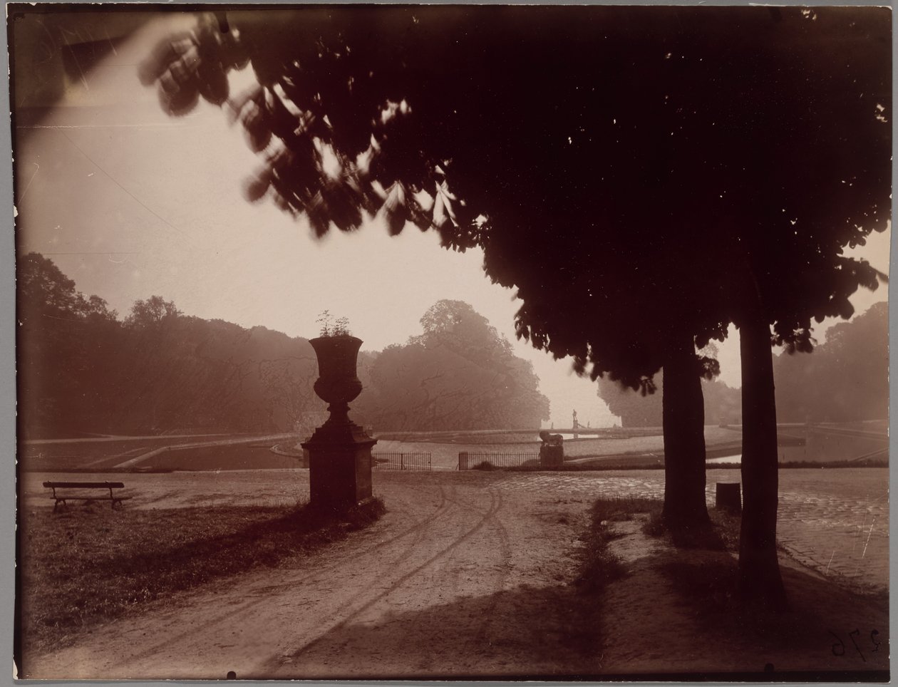 Saint-Cloud autorstwa Eugène Atget
