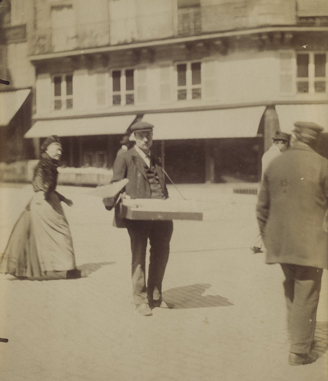 [Sprzedawca uliczny] autorstwa Eugène Atget