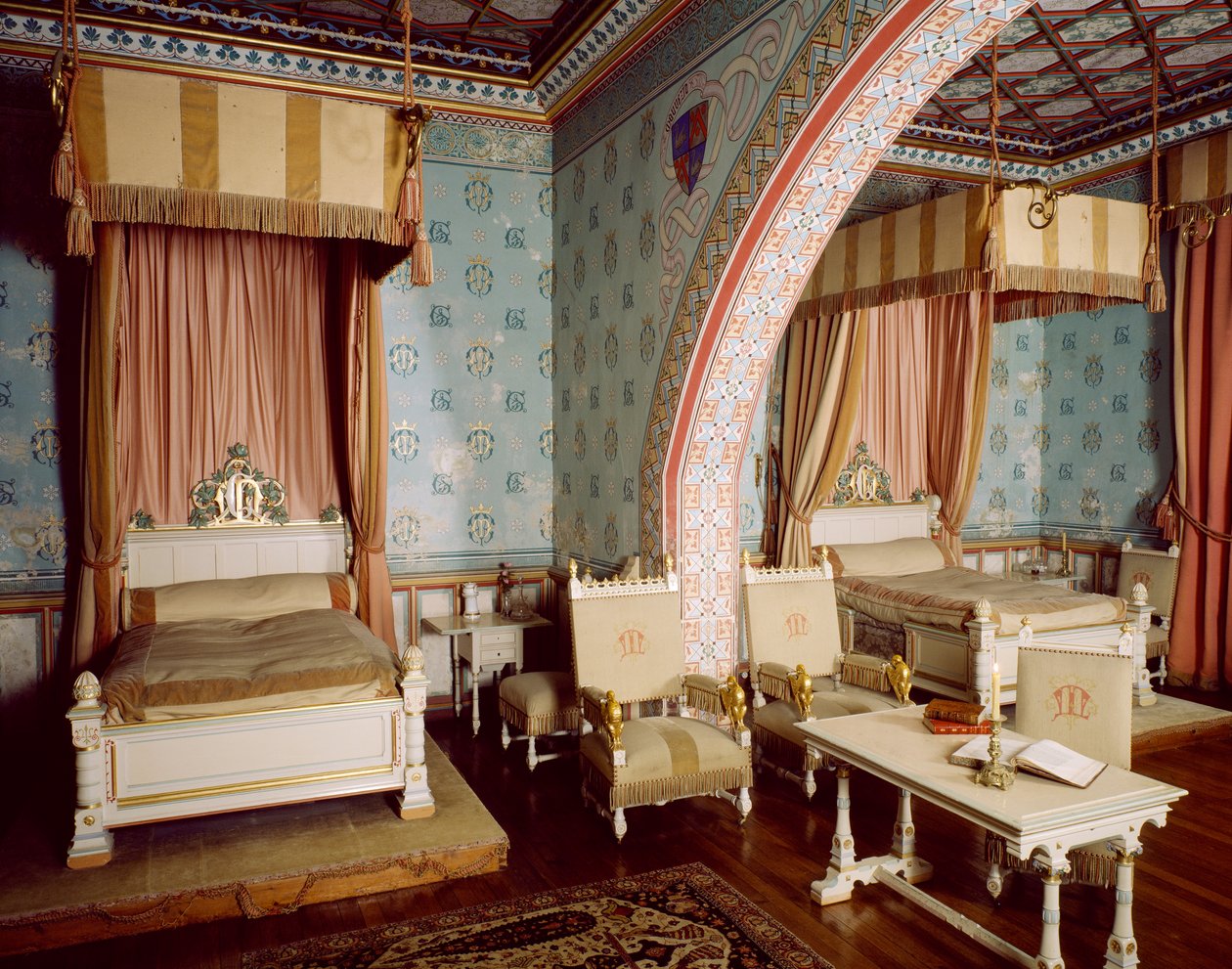 Różowy pokój z meblami Eugene Viollet le Duc (1814-1879) i Edmond Clement-Louis-Marie-Duthoit (1837-1889), Chateau Neuf w Chateau de Roquetaillade, Francja autorstwa Eugene and Duthoit Edmond Viollet Le Duc