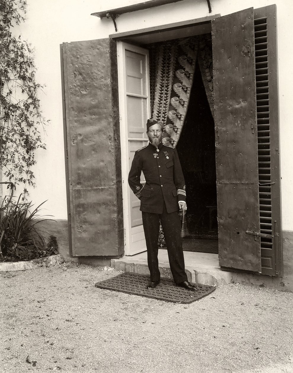 Portret mężczyzny w mundurze na farmie Lo Zucco, Sycylia, 1900 autorstwa Eugenio Interguglielmi