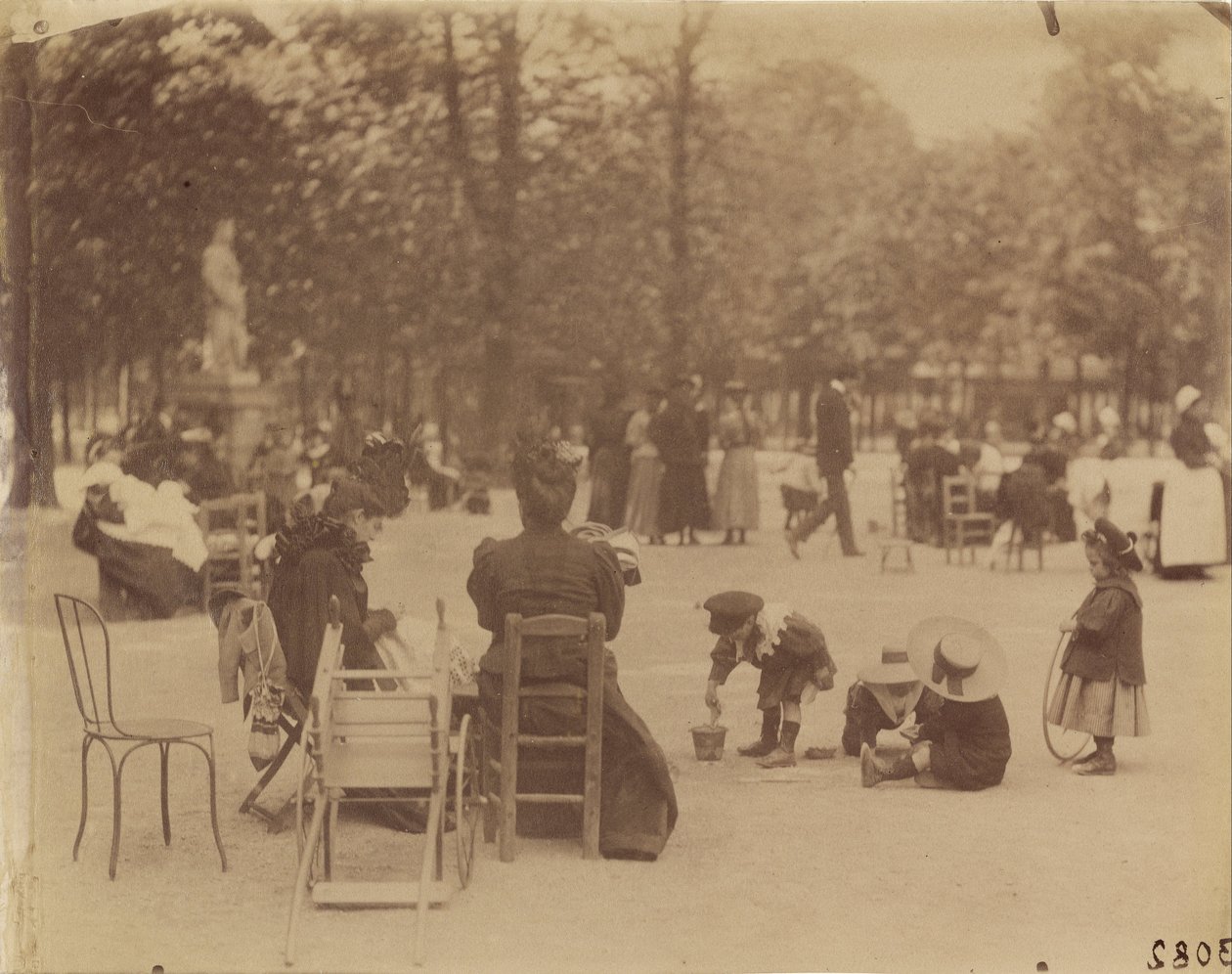 (Kobiety i Dzieci w Ogrodach Luksemburskich) autorstwa Eugène Atget