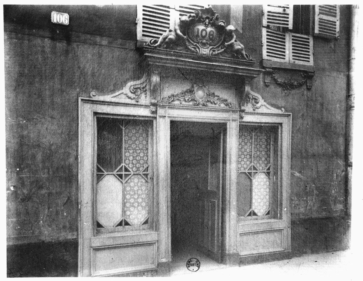 Wejście do burdelu w Paryżu, rue de Suffren 106, ok. 1900 autorstwa Eugène Atget