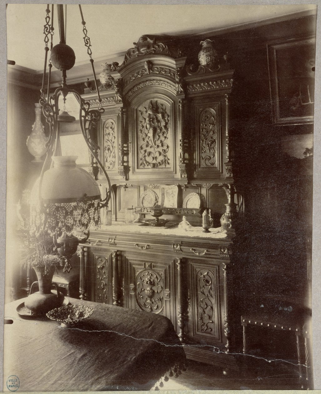 Wnętrze domu pracownika sklepów w Luwrze, rue St. Jacques, Paryż, 1910 autorstwa Eugène Atget