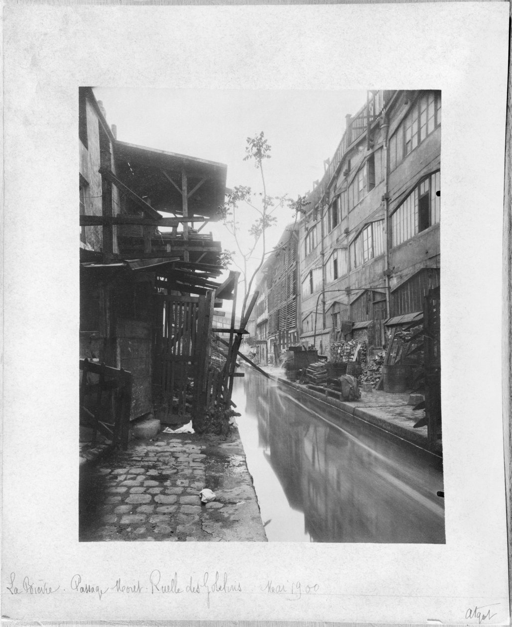 Bievre, Passage Moret, Ruelle des Gobelins, Paryż, maj 1900 autorstwa Eugène Atget