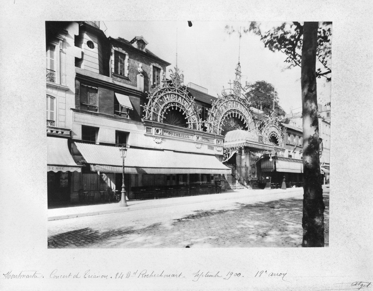 Concert de Trianon w Paryżu, 84 boulevard Rochechouart, wrzesień 1900 r. autorstwa Eugène Atget