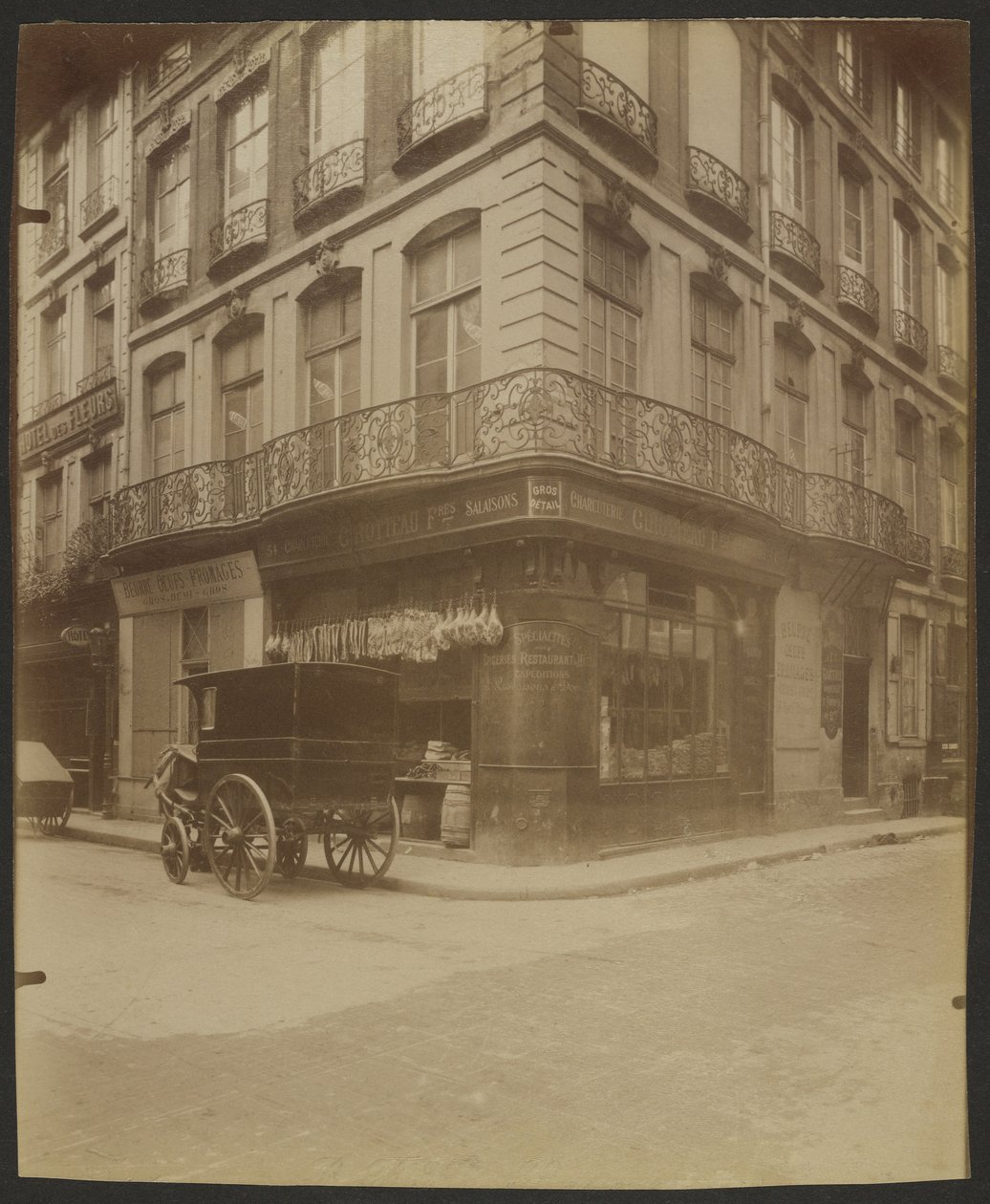 54 Rue Saint-Honoré i 1 Rue des Prouvaires, (1° Arr.) autorstwa Eugène Atget
