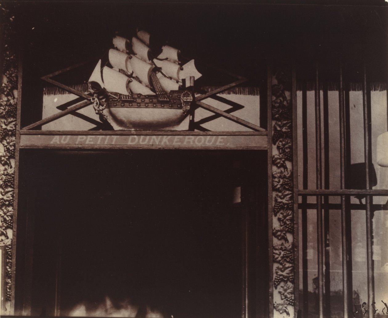 W Petit Dunkerque, 3 quai Conti autorstwa Eugène Atget