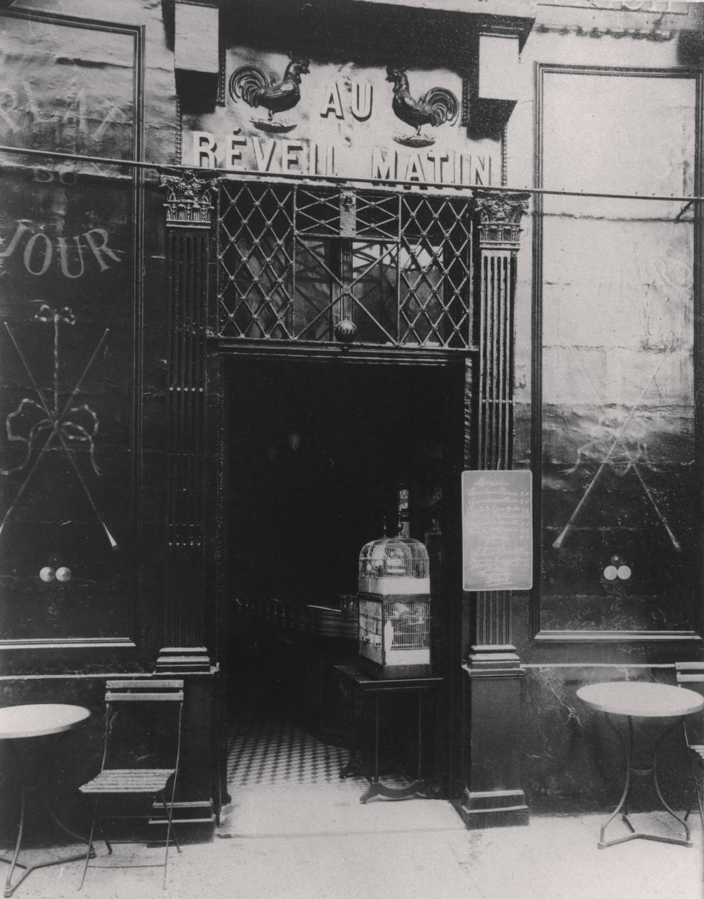 Au Réveil Matin, rue Amelot, 11. dzielnica, Paryż autorstwa Eugène Atget
