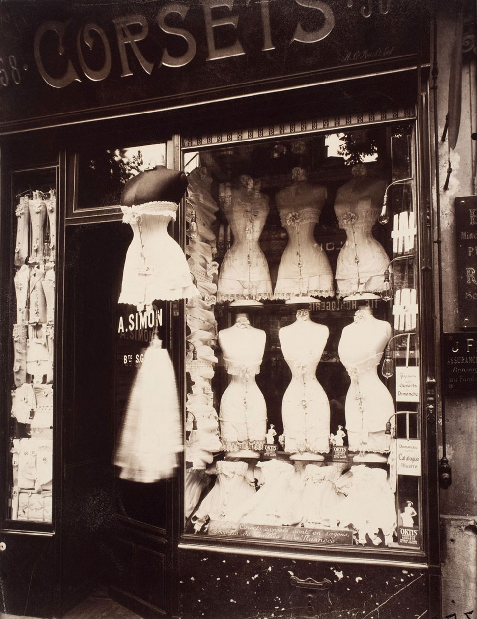 Gorsety. Bulwar w Strasburgu, 1912 r. autorstwa Eugène Atget