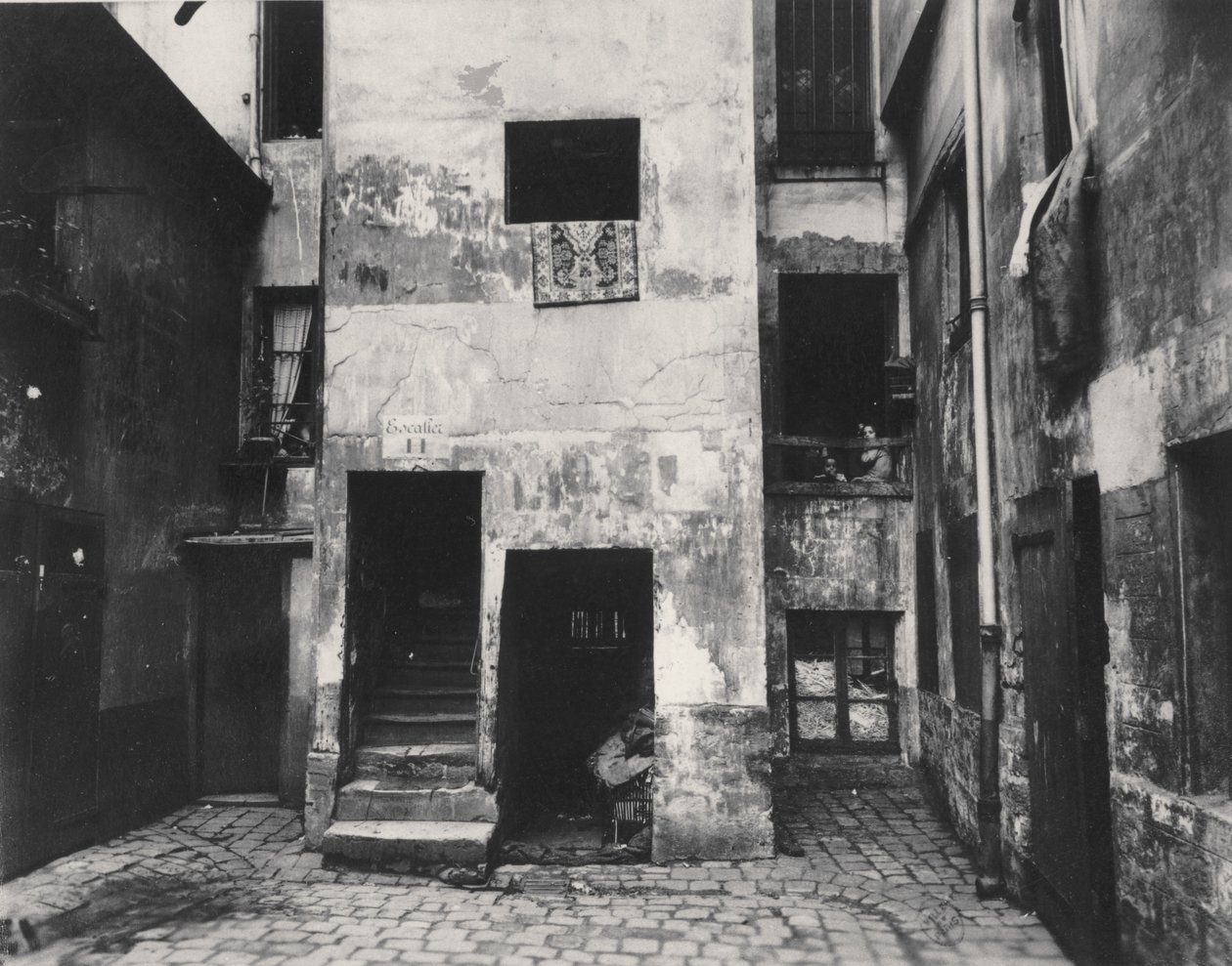 Dziedziniec, 41 rue Broca, Paryż, 5. dzielnica, 1912 (srebrodruk albumowy) autorstwa Eugène Atget