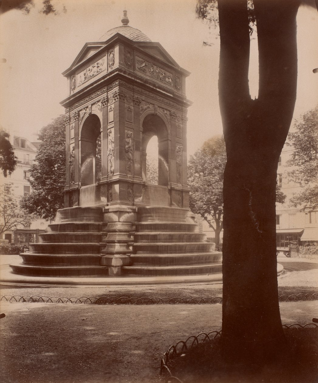Fontaine des Innocents z cyklu Sztuka Starego Paryża autorstwa Eugène Atget