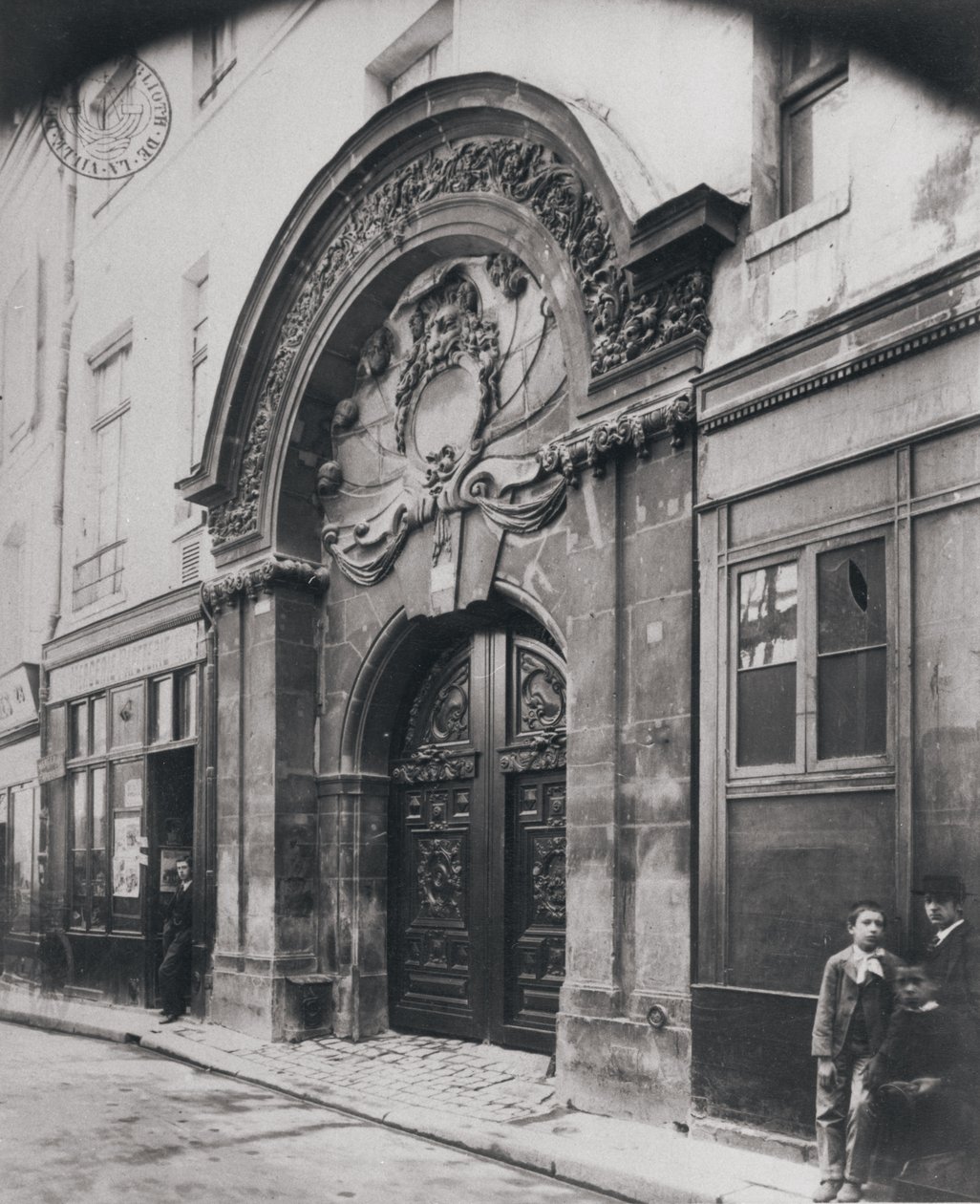Hotel Chalons Luxembourg, Rue Geoffroy LAsnier, 4. dzielnica, 1898 autorstwa Eugène Atget
