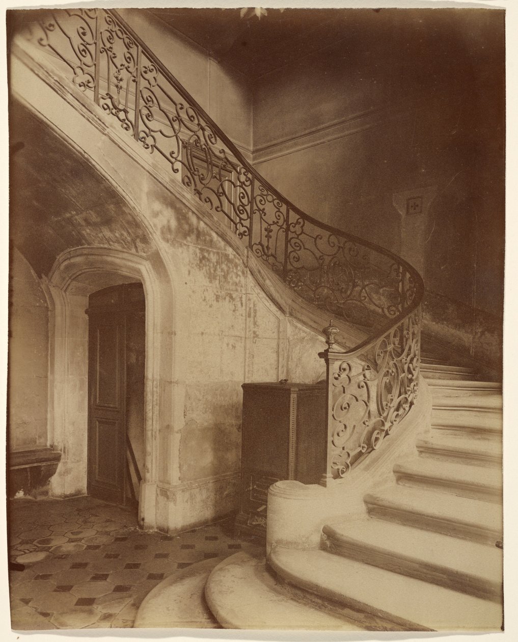Hotel de la Brinvilliers, truciciel, Rue Charles V 12 autorstwa Eugène Atget