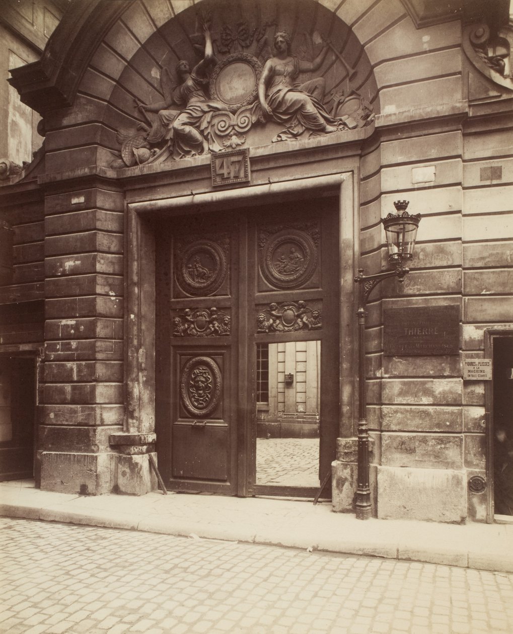 Hotel Ambasadorów Holandii, 47 rue Vieille-du-Temple autorstwa Eugène Atget