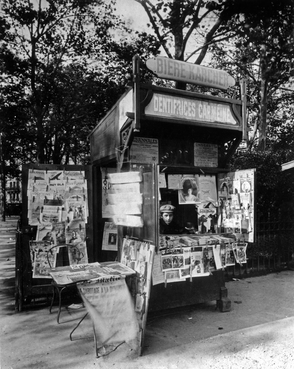 Kiosk w Paryżu, ok. 1910 (zdjęcie czarno-białe) autorstwa Eugène Atget