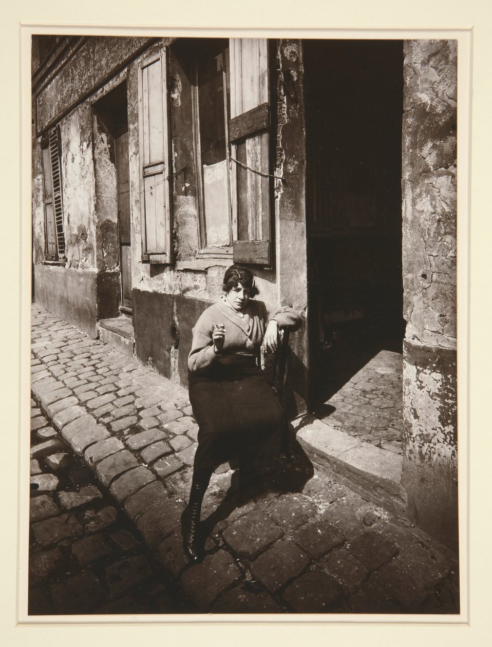 La Villette, publiczna dziewczyna na zegarku, 19. Kwiecień 1921 (La Villette, Streetwalker czekając na klienta, 19. dzielnica, kwiecień 1921) autorstwa Eugène Atget