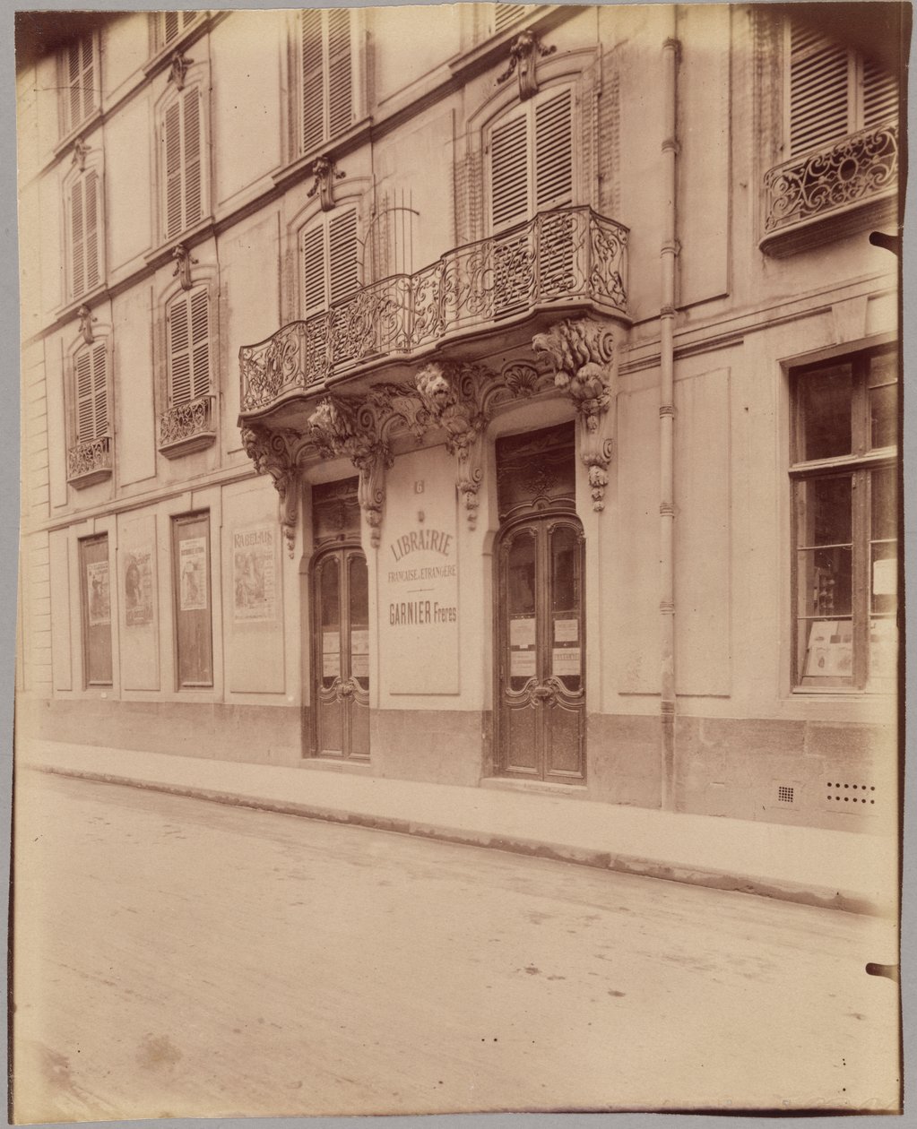 [Librairie Garnier Frères, 6 rue des Saints-Pères]. autorstwa Eugène Atget