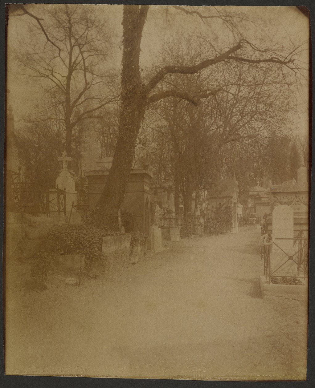 Père Lachaise autorstwa Eugène Atget