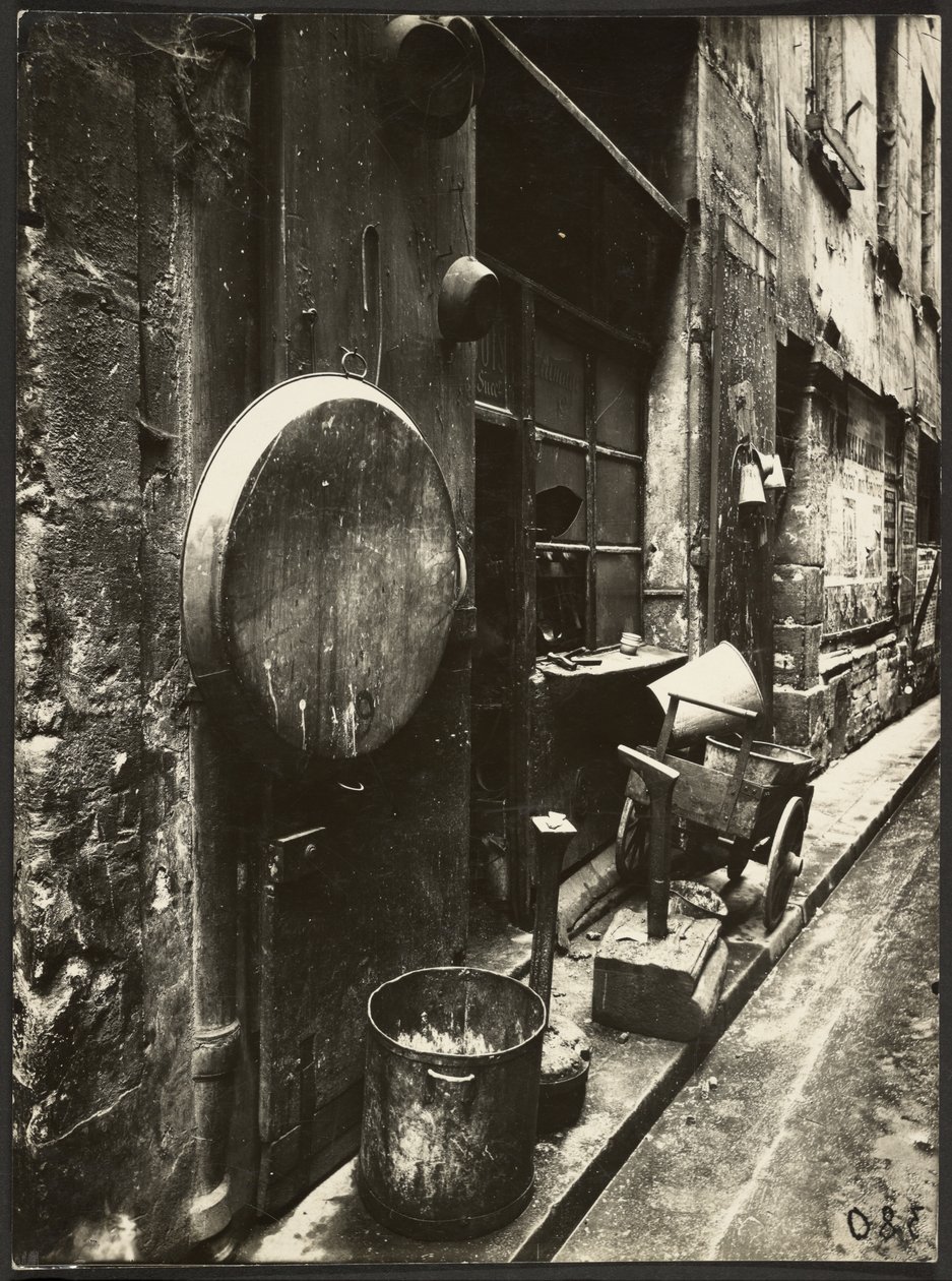 [Rue de la Reynie (Sklep blacharski, rue de la Reynie)]. autorstwa Eugène Atget