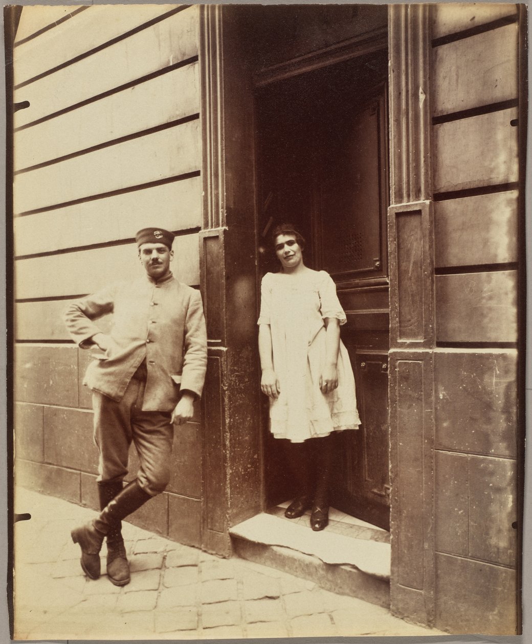 Wersal, kobieta i żołnierz, dom publiczny autorstwa Eugène Atget