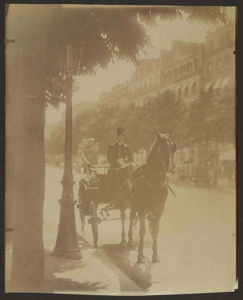 [Oczekujący wózek] autorstwa Eugène Atget