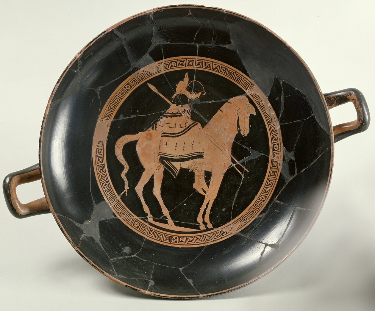 Attykowy czerwonofigurowy puchar przedstawiający jeźdźca na koniu (ceramiczny) autorstwa Euphronios