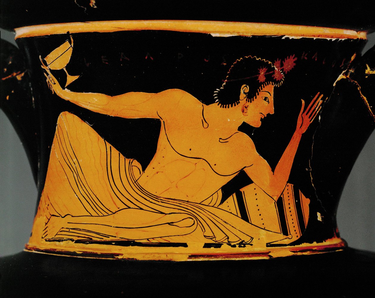 Ephebe z kubkiem i wazonem ... autorstwa Euphronios