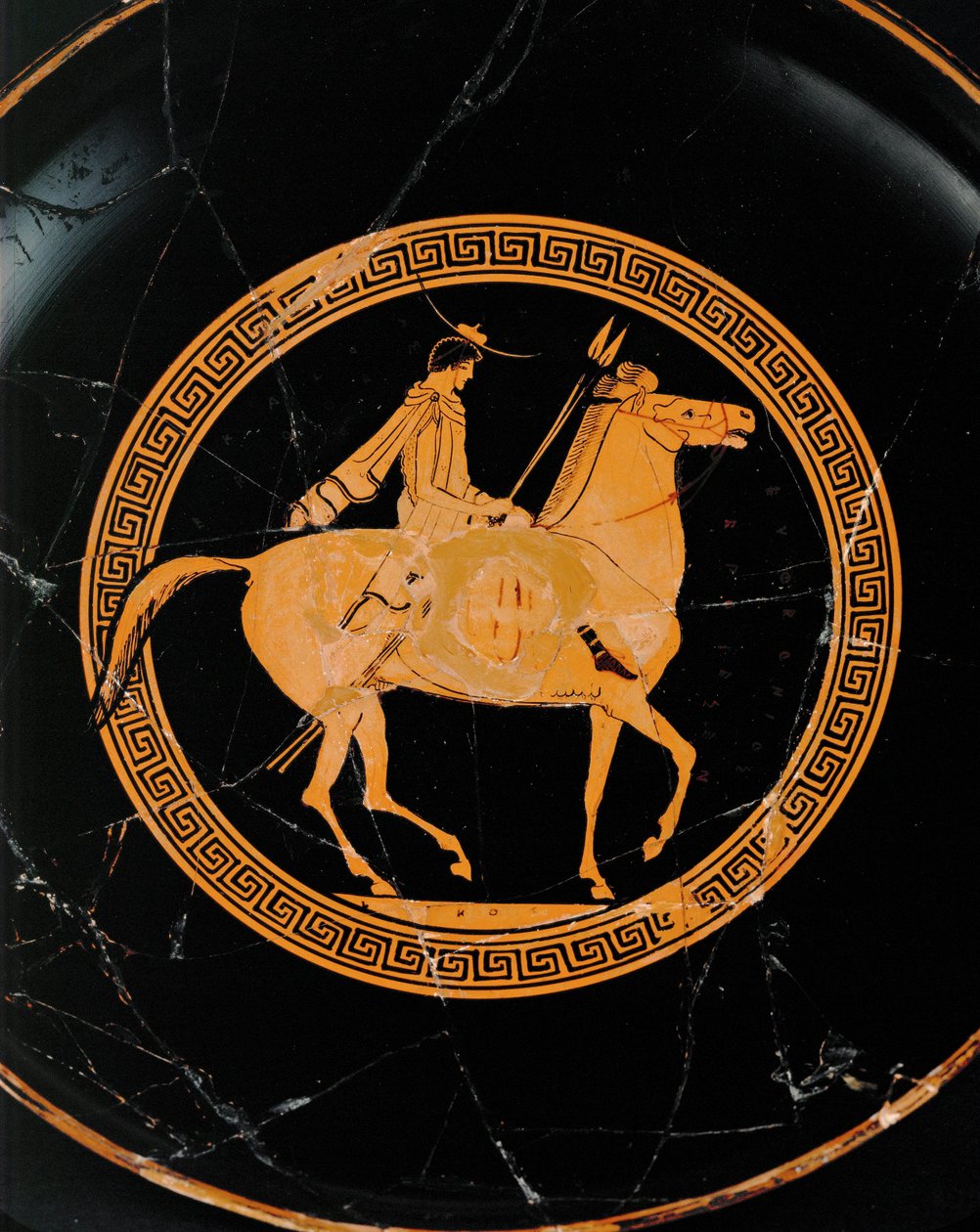 Jeździec. Centralny medalion z czerwonym pucharem, ten sam puchar co 10-03-03/63 i 64 ... autorstwa Euphronios