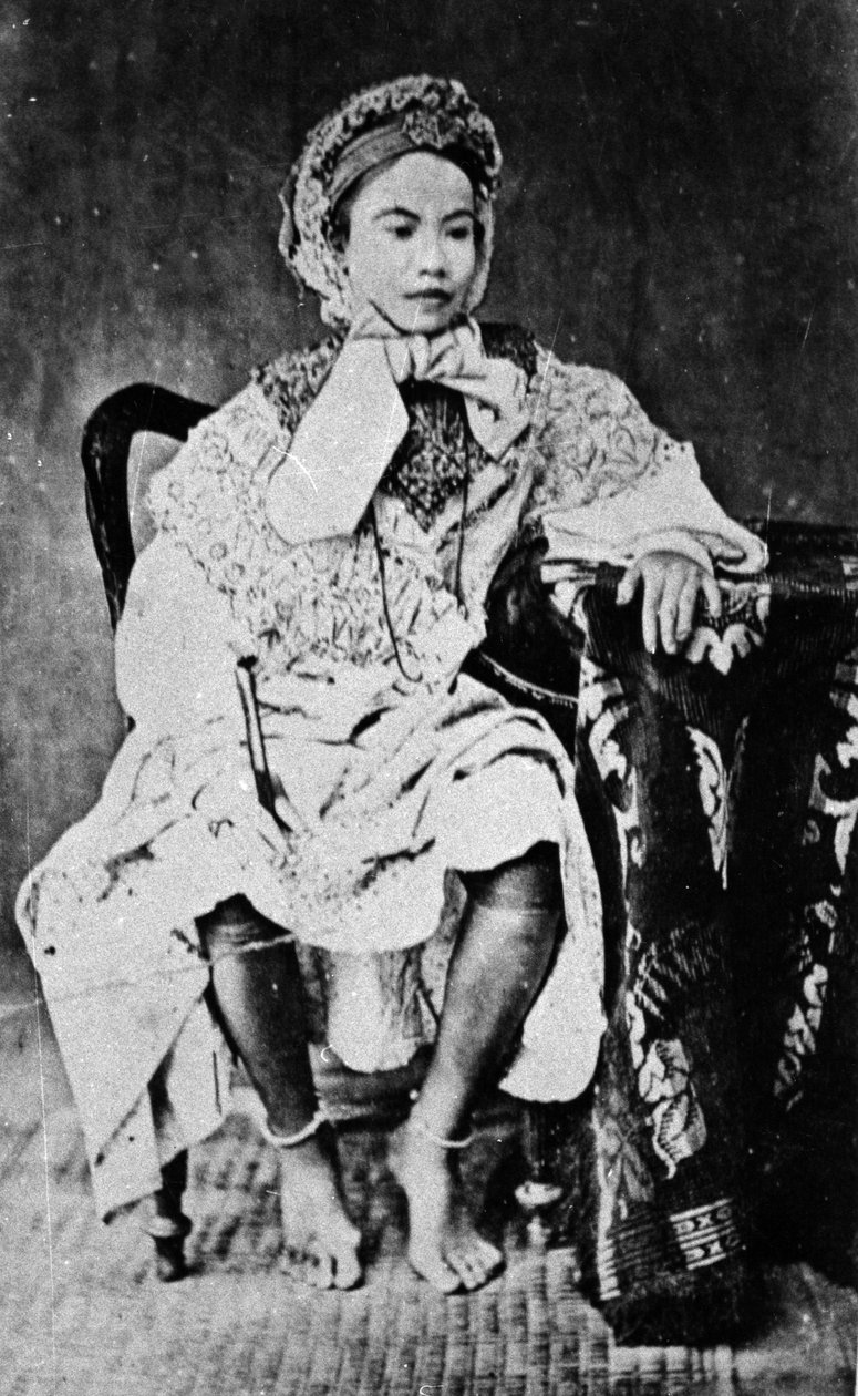 Kambodżańska lub syjamska królowa w europejskim stroju, ok. 1860 r. autorstwa European Photographer