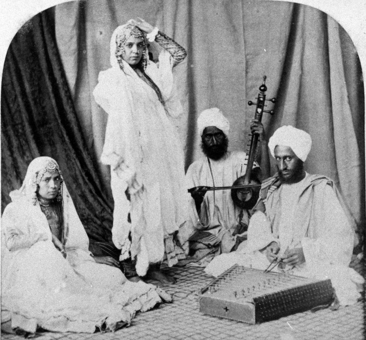 Nautch Girls and Musicians, ok. 1860-80 autorstwa European Photographer